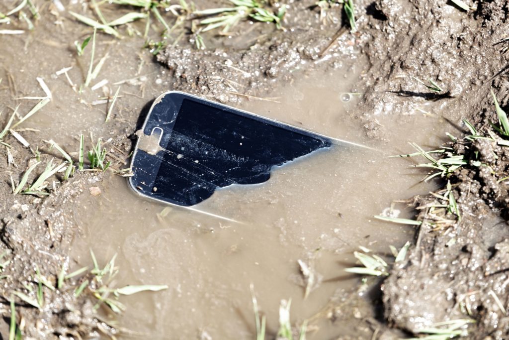 Aparelho celular na lama