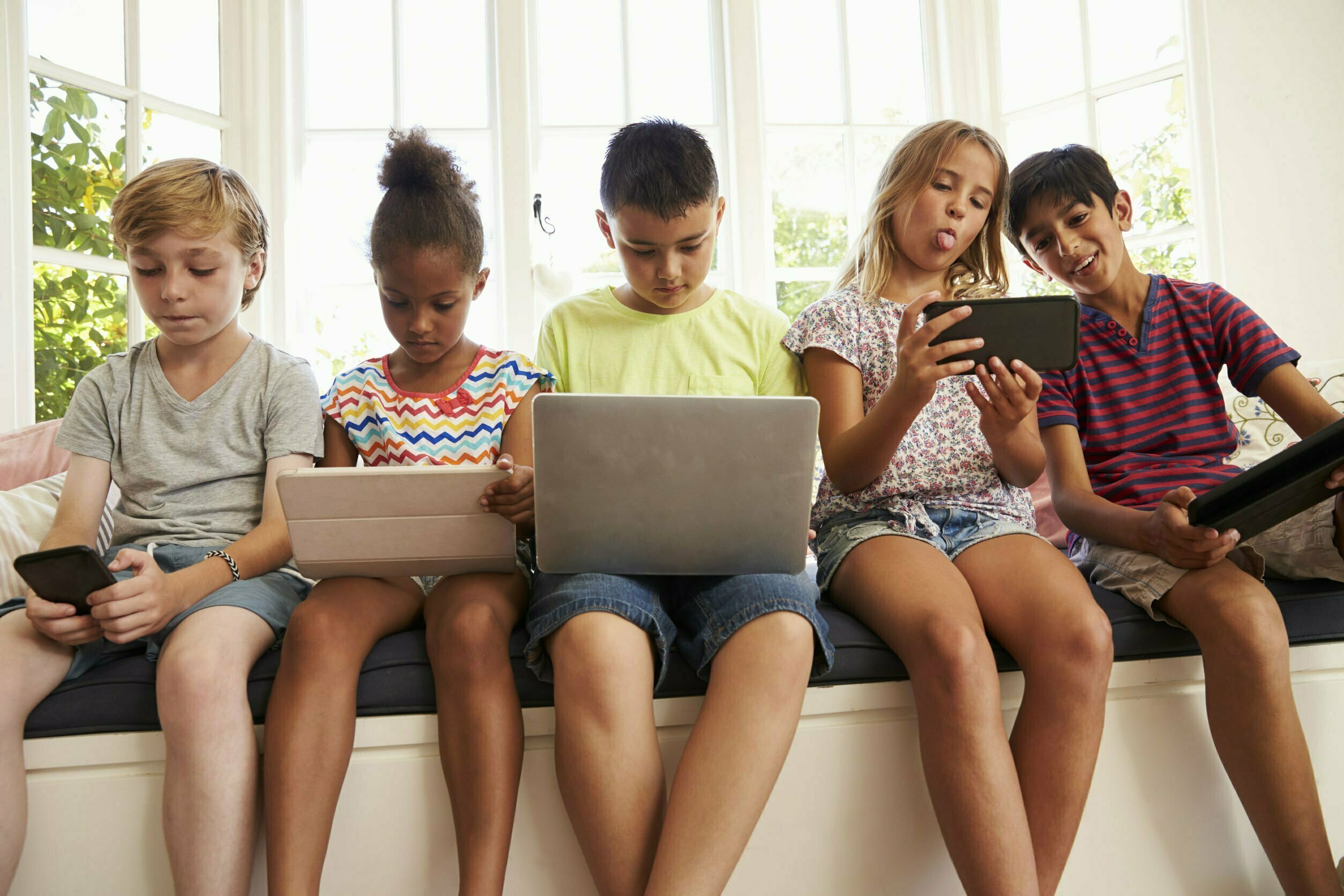 Сколько подростки сидят в телефоне. Подросток сидит в интернете. Современные дети и гаджеты. Дети и гаджеты на улице. Подросток сидит в телефоне.