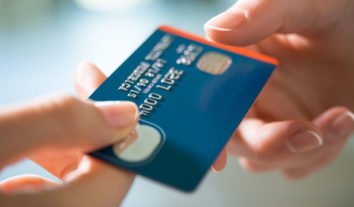 Como evitar golpes no cartão de crédito em compras físicas