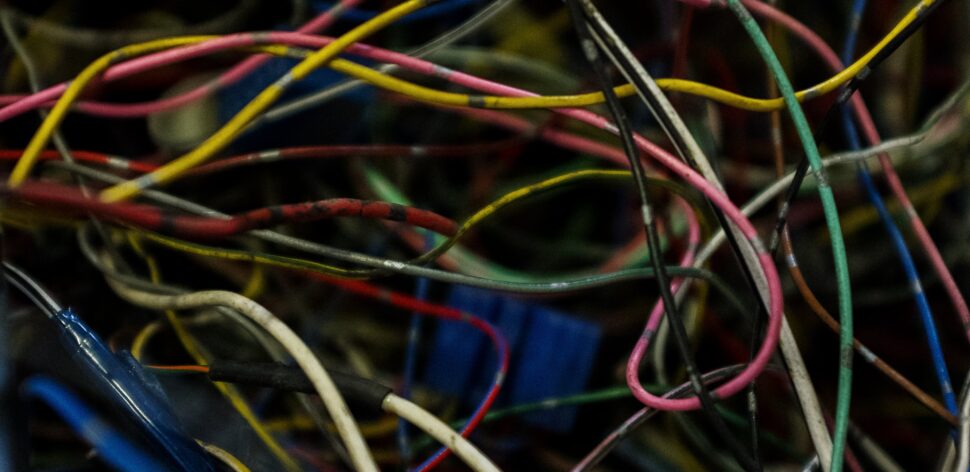 5 dicas para organizar fios e cabos eletrônicos
