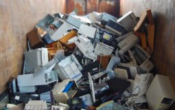Como lidar com o lixo eletrônico? Veja 4 dicas sustentáveis