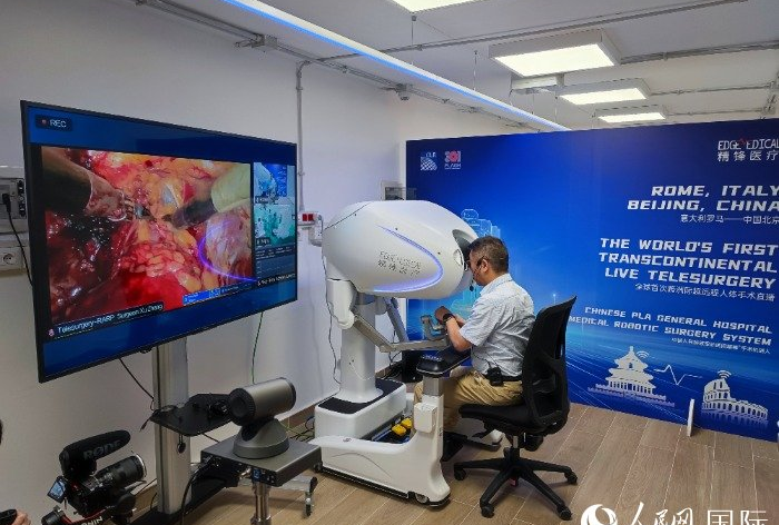 Na Itália, médico opera paciente na China usando Inteligência Artificial